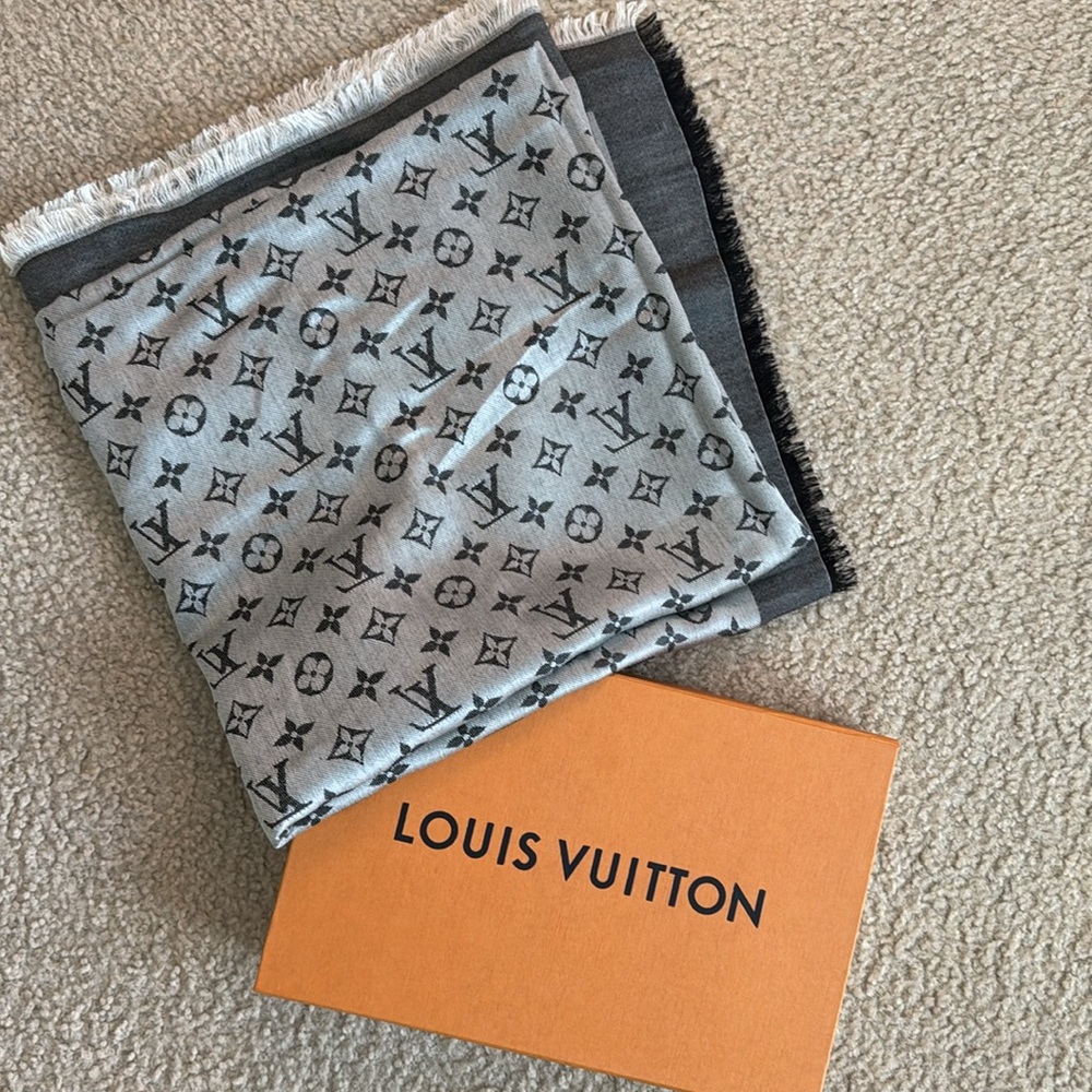 Louis Vuitton Monogram denim black shawl - Picture 10 of 10